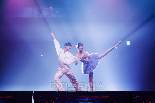 30일 인천 인스파이어 아레나에서 카카오뱅크 후원으로 열린 '2024 MMA'에서 아이브의 멤버 장원영이 발레 퍼포먼스를 하고 있다. 카카오엔터 제공